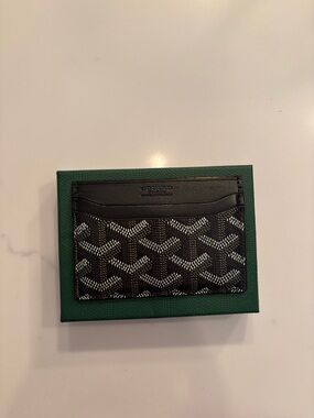 Black and white cardholder